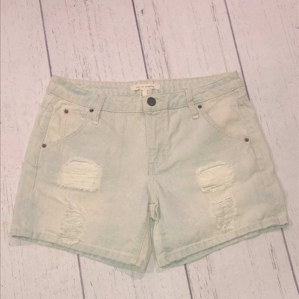 Life in progress de in shorts
